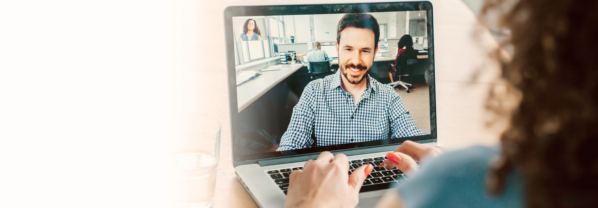 Bühnenbild - Laptopbildschirm zeigt Videotelefonat mit einem Mann